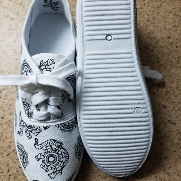 Adult Coloring Book Shoes + FREE MARKERS - Picture 4 of 8